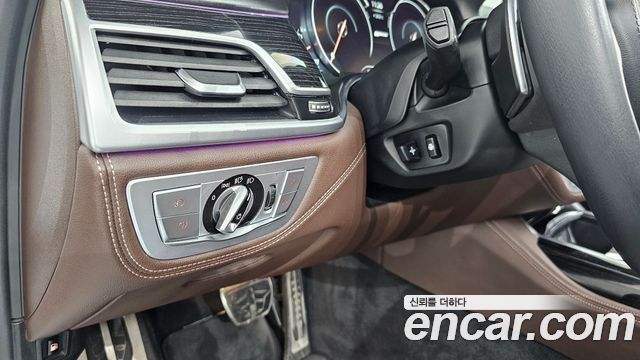 BMW 7-Series 2019 — photo 17