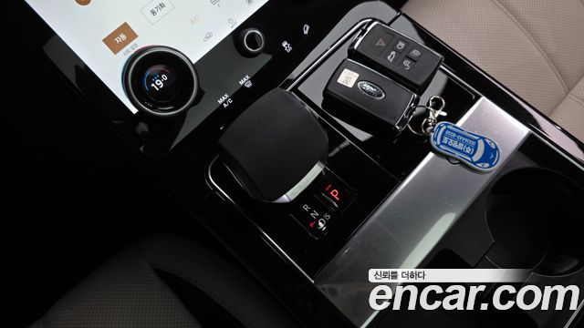 Land Rover Range Rover Velar 2023 — photo 12