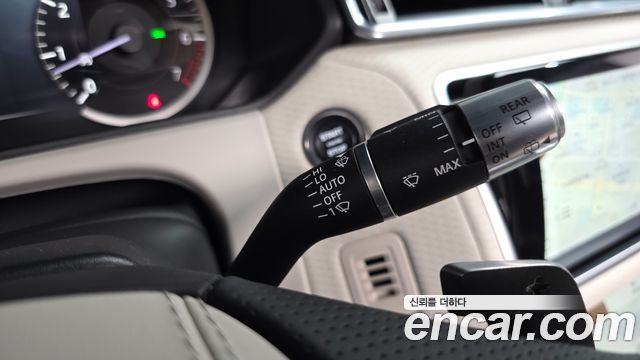 Land Rover Range Rover Velar 2023 — photo 27