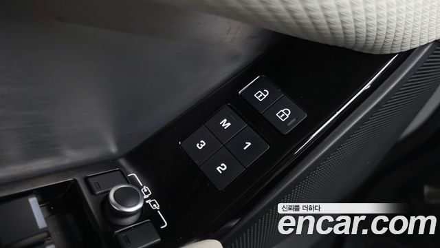 Land Rover Range Rover Velar 2023 — photo 29