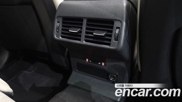 Land Rover Range Rover Velar 2023 — photo 31