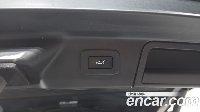 Land Rover Range Rover Velar 2023 — photo 35