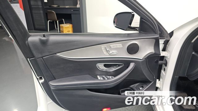 Mercedes-Benz E-Class 2018 — photo 14