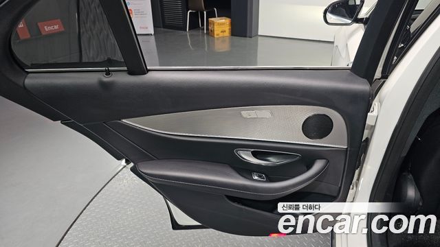 Mercedes-Benz E-Class 2018 — photo 15