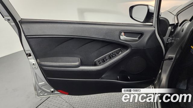 Kia K3 2016 — photo 14