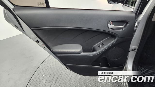 Kia K3 2016 — photo 15