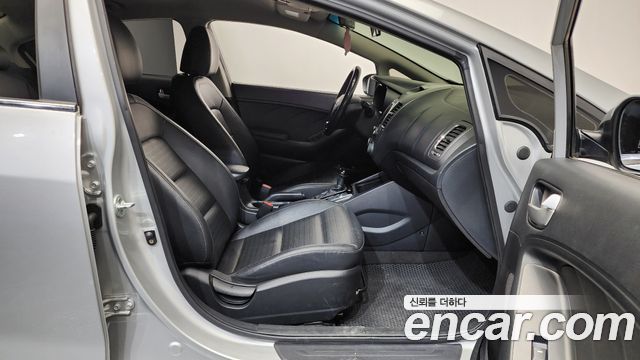Kia K3 2016 — photo 16