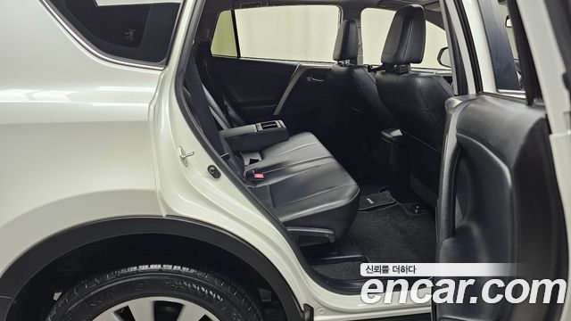 Toyota RAV4 2015 — photo 17