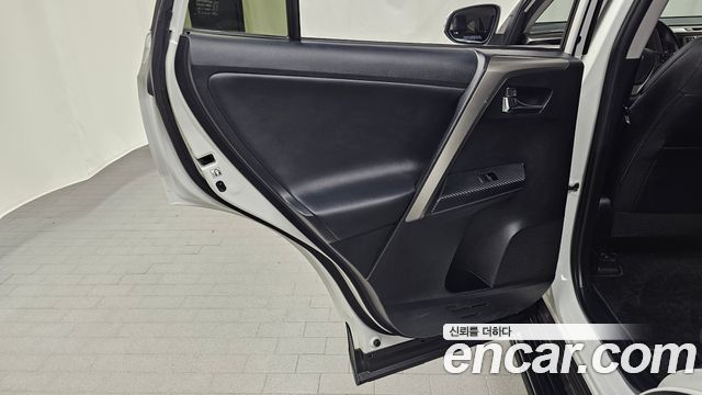 Toyota RAV4 2015 — photo 15