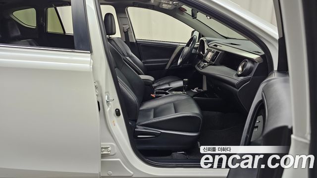 Toyota RAV4 2015 — photo 16