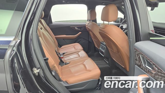 Audi Q7 2021 — photo 25