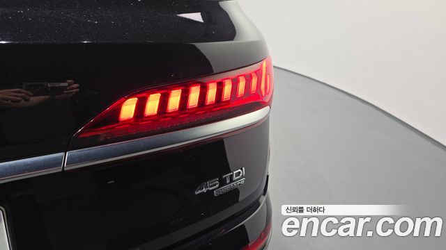 Audi Q7 2021 — photo 9