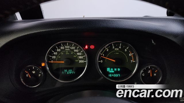 Jeep Wrangler 2011 — photo 8