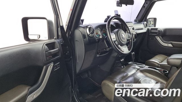 Jeep Wrangler 2011 — photo 10