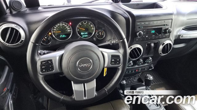 Jeep Wrangler 2011 — photo 12