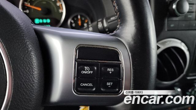Jeep Wrangler 2011 — photo 14
