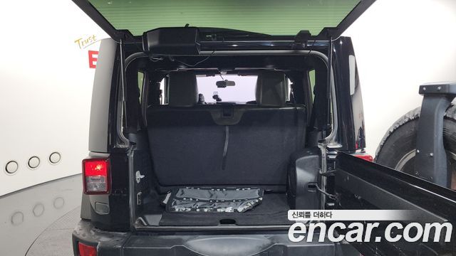Jeep Wrangler 2011 — photo 16