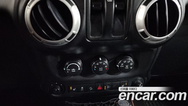 Jeep Wrangler 2011 — photo 20