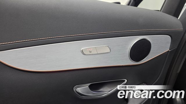 Mercedes-Benz EQC 2020 — photo 25
