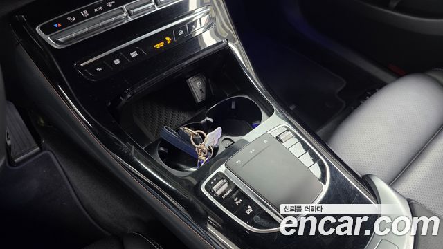 Mercedes-Benz EQC 2020 — photo 27