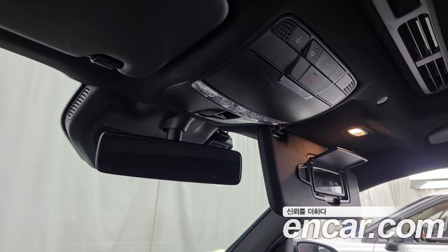 Mercedes-Benz EQC 2020 — photo 28