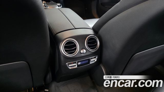 Mercedes-Benz EQC 2020 — photo 32