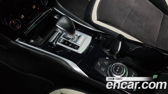 Infiniti Q30 2017 — photo 9