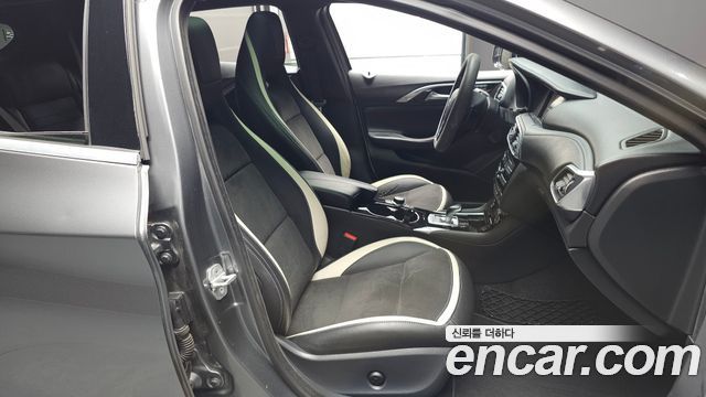 Infiniti Q30 2017 — photo 10