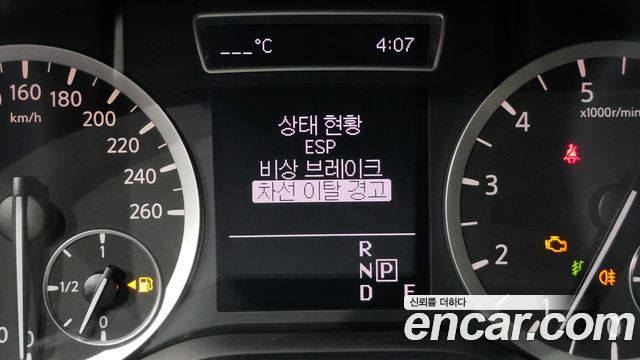 Infiniti Q30 2017 — photo 17