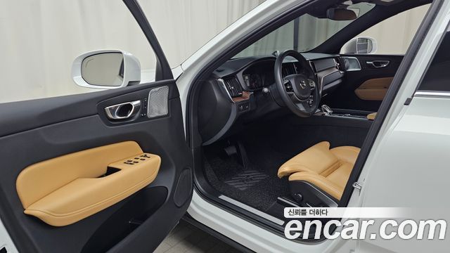 Volvo XC60 2021 — photo 13