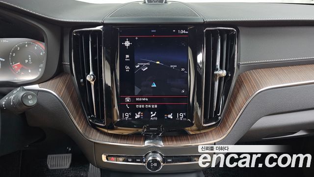 Volvo XC60 2021 — photo 18