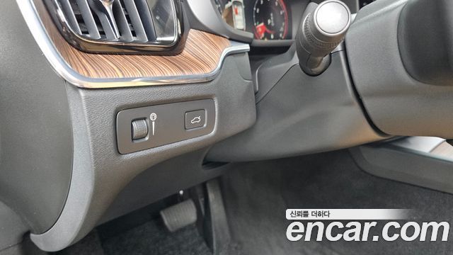 Volvo XC60 2021 — photo 25