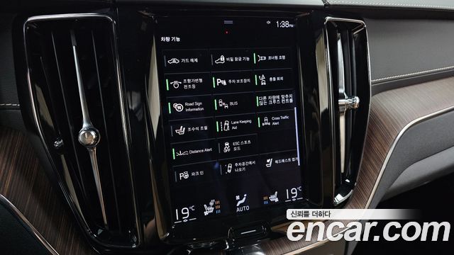 Volvo XC60 2021 — photo 32