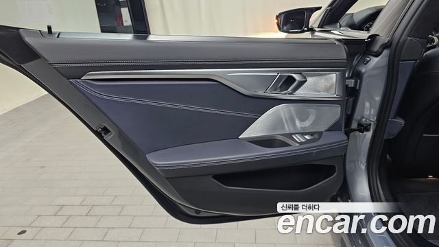 BMW 8-Series 2025 — photo 15