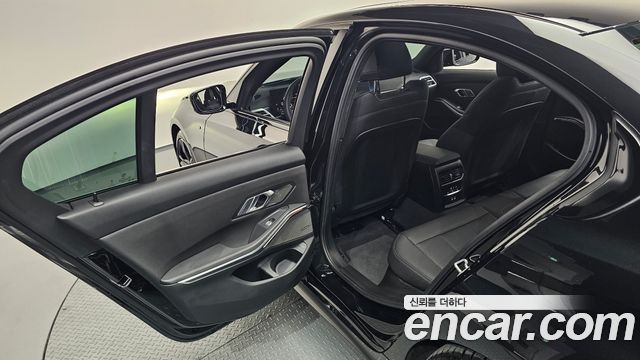 BMW 3-Series 2025 — photo 25