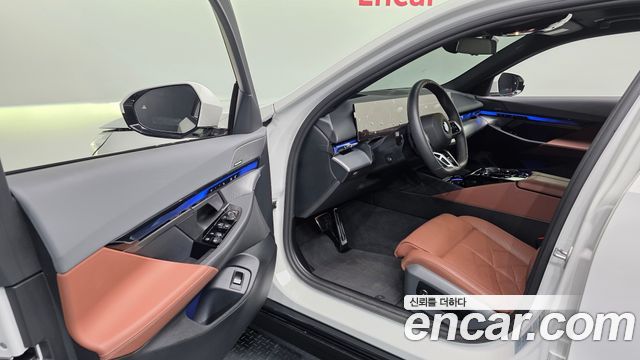 BMW 5-Series 2025 — photo 13