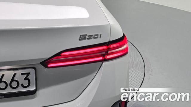 BMW 5-Series 2025 — photo 9