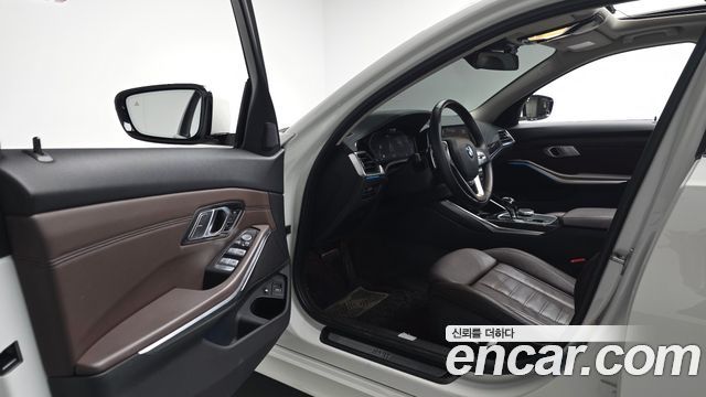 BMW 3-Series 2021 — photo 13
