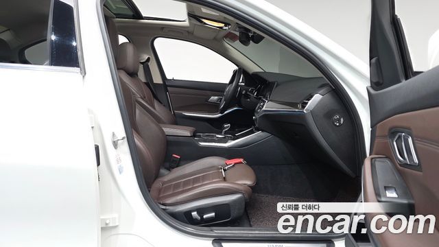 BMW 3-Series 2021 — photo 16