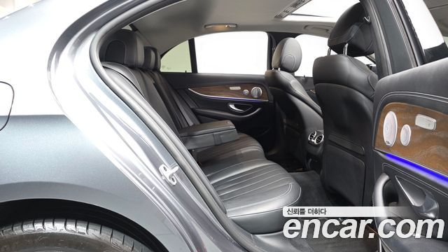 Mercedes-Benz E-Class 2020 — photo 17