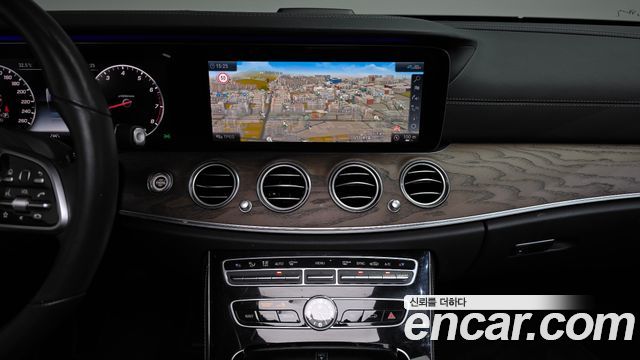 Mercedes-Benz E-Class 2020 — photo 19