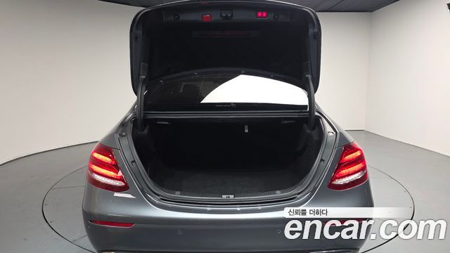 Mercedes-Benz E-Class 2020 — photo 26