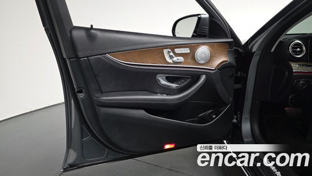 Mercedes-Benz E-Class 2020 — photo 14