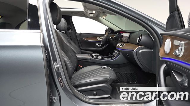 Mercedes-Benz E-Class 2020 — photo 16
