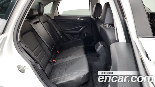 Volkswagen Jetta 2021 — photo 17