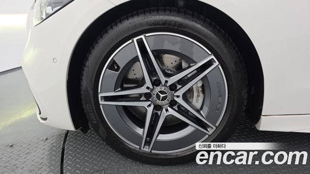 Mercedes-Benz C-Class 2025 — photo 5