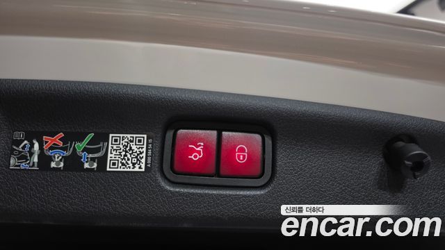 Mercedes-Benz C-Class 2025 — photo 24