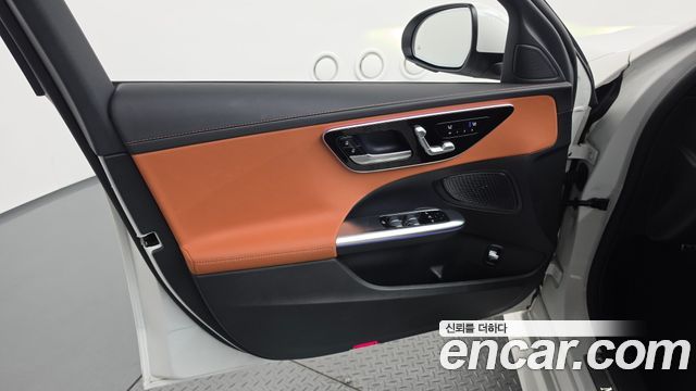 Mercedes-Benz C-Class 2025 — photo 14