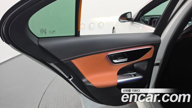 Mercedes-Benz C-Class 2025 — photo 15
