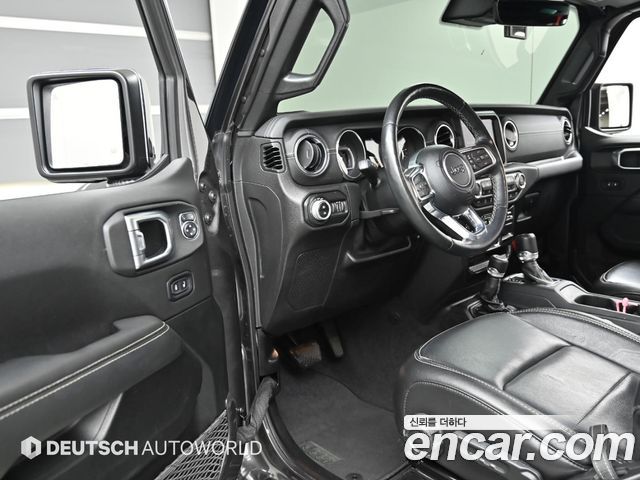 Jeep Wrangler 2021 — photo 11